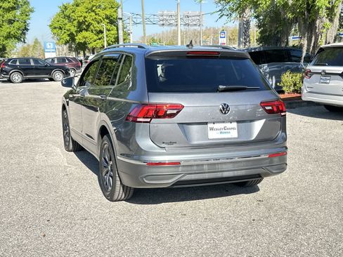 Used 2022 Volkswagen Tiguan SE w/ Panoramic Sunroof Package image 4