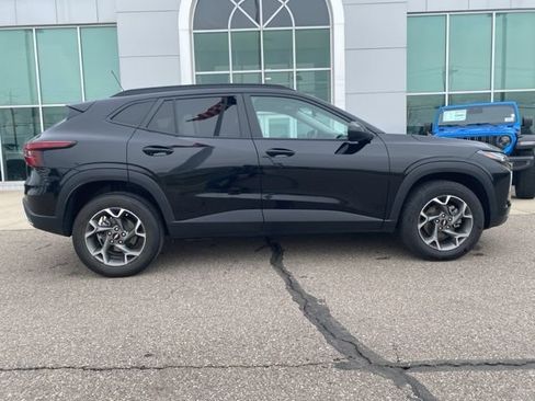Used 2025 Chevrolet Trax LT FWD image 4