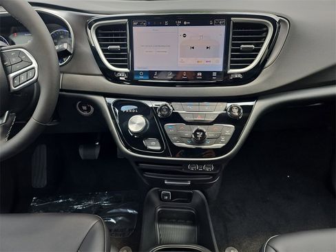 New 2025 Chrysler Voyager LX image 11