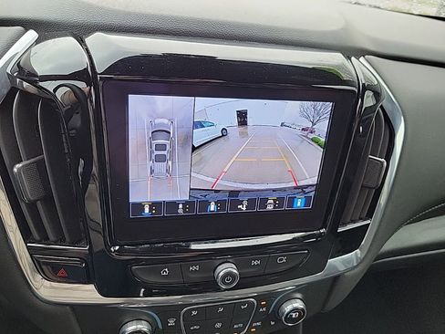 Used 2023 Chevrolet Traverse LT w/ Rear Camera Mirror Package image 19
