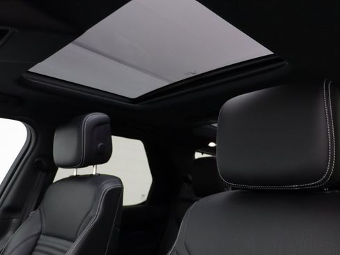 Used 2025 Land Rover Discovery S image 15