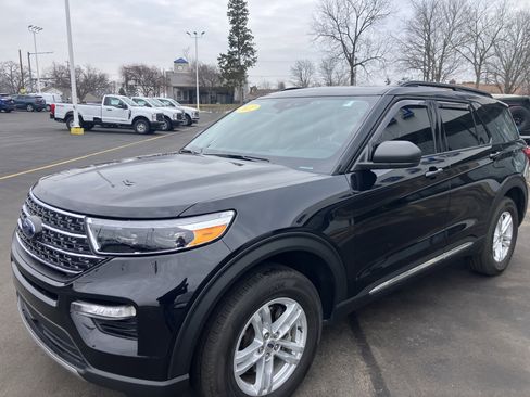 Used 2022 Ford Explorer XLT w/ Equipment Group 202A image 3