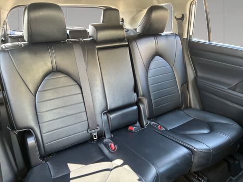 Used 2023 Toyota Highlander XLE image 18