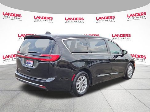 Used 2024 Chrysler Pacifica Touring-L FWD image 3
