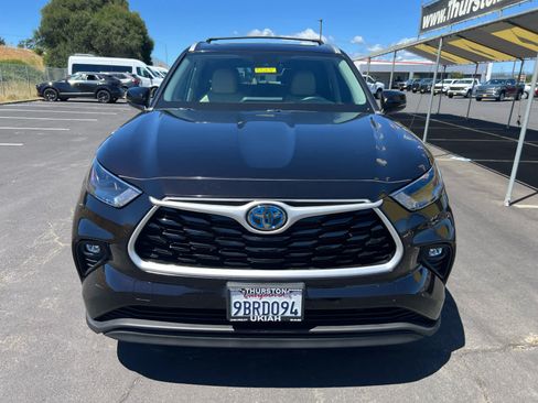 Used 2022 Toyota Highlander XLE AWD/4WD image 4