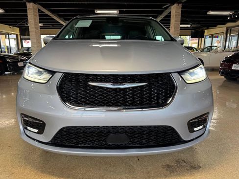 Used 2023 Chrysler Pacifica Touring-L FWD image 2