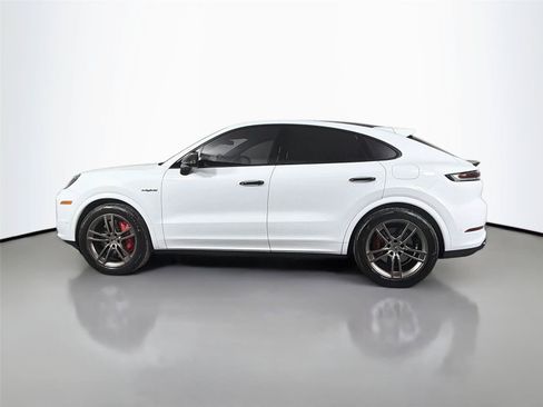 Certified 2025 Porsche Cayenne Turbo AWD/4WD image 2