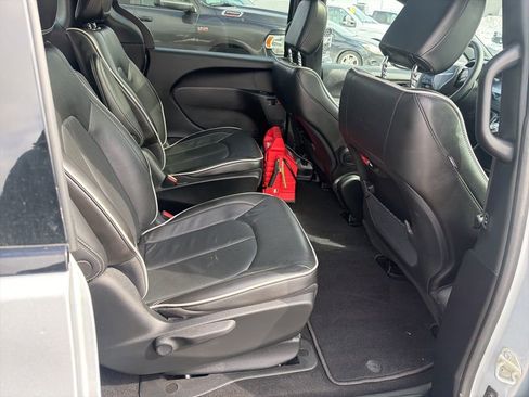 Used 2023 Chrysler Pacifica Limited w/ S Appearance Package image 25