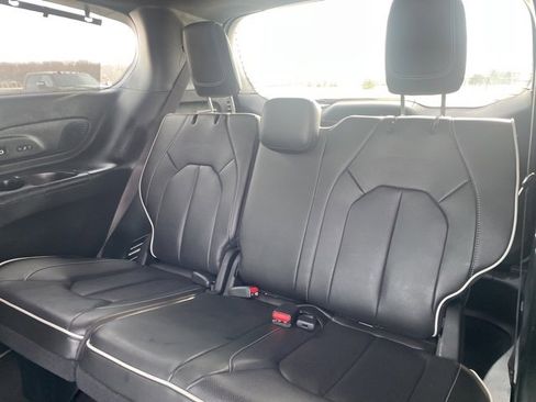 Used 2023 Chrysler Pacifica Limited w/ Uconnect Theater Family Group image 18