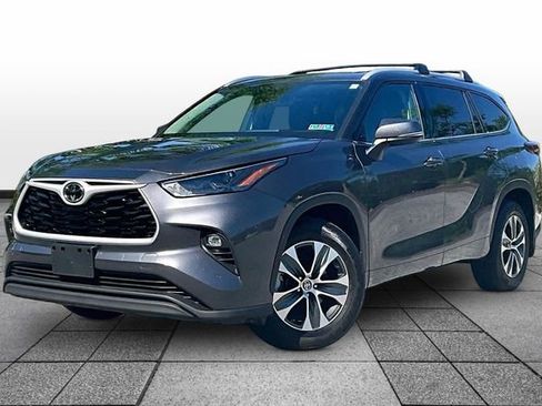 Used 2022 Toyota Highlander XLE AWD/4WD image 4