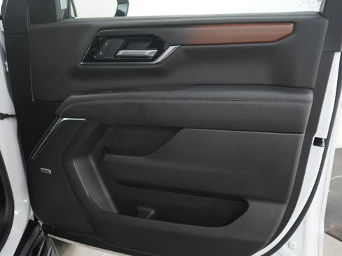 Used 2025 GMC Yukon XL Denali AWD/4WD image 12