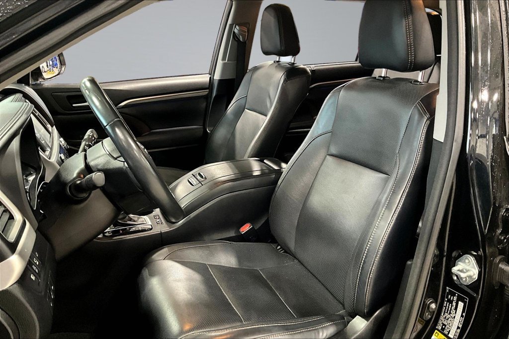 Used 2017 Toyota Highlander Limited Platinum AWD/4WD image 21