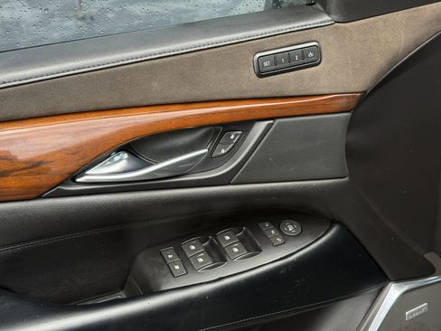 Used 2018 Cadillac Escalade ESV 2WD image 24