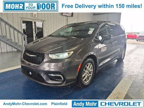 Used 2023 Chrysler Pacifica Touring-L FWD image 1