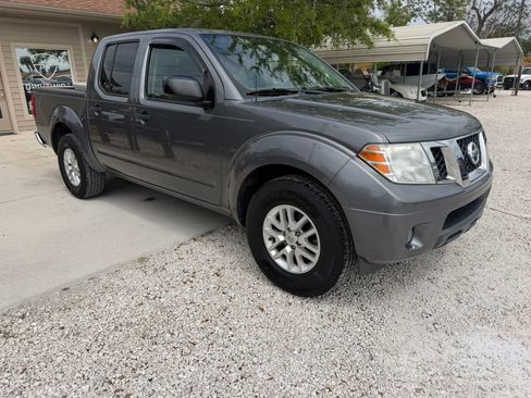 Used 2019 Nissan Frontier SV image 2
