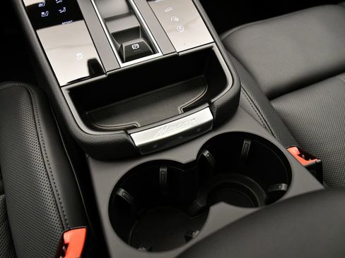 Certified 2025 Porsche Macan Turbo image 33