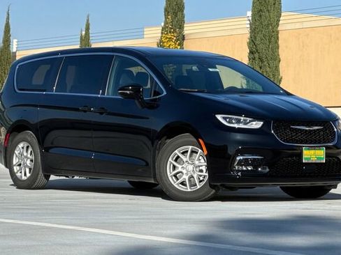 New 2026 Chrysler Pacifica Select image 2