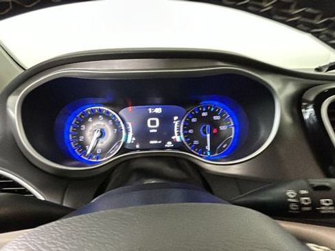 Used 2024 Chrysler Pacifica Touring-L FWD image 17