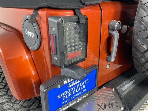 Used 2014 Jeep Wrangler Unlimited Sahara w/ Dual Top Group AWD/4WD image 19