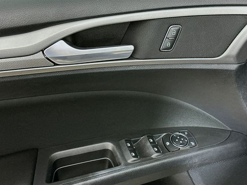 Used 2020 Ford Fusion SE image 15