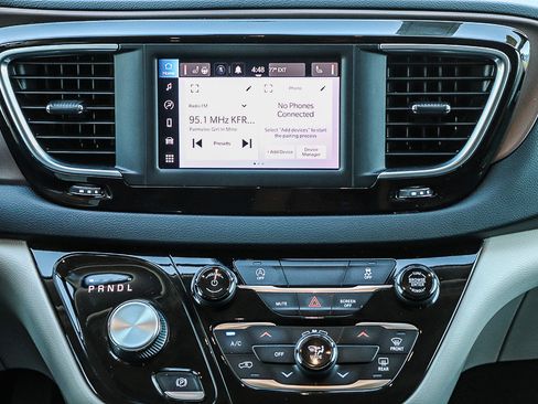 Used 2022 Chrysler Voyager LX image 14