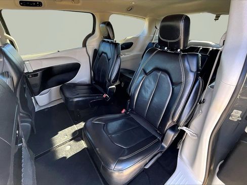 Used 2022 Chrysler Pacifica Touring-L image 26