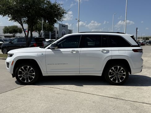Used 2022 Jeep Grand Cherokee Overland AWD/4WD image 9