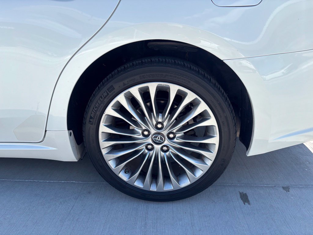 Used 2018 Toyota Avalon Limited FWD image 7