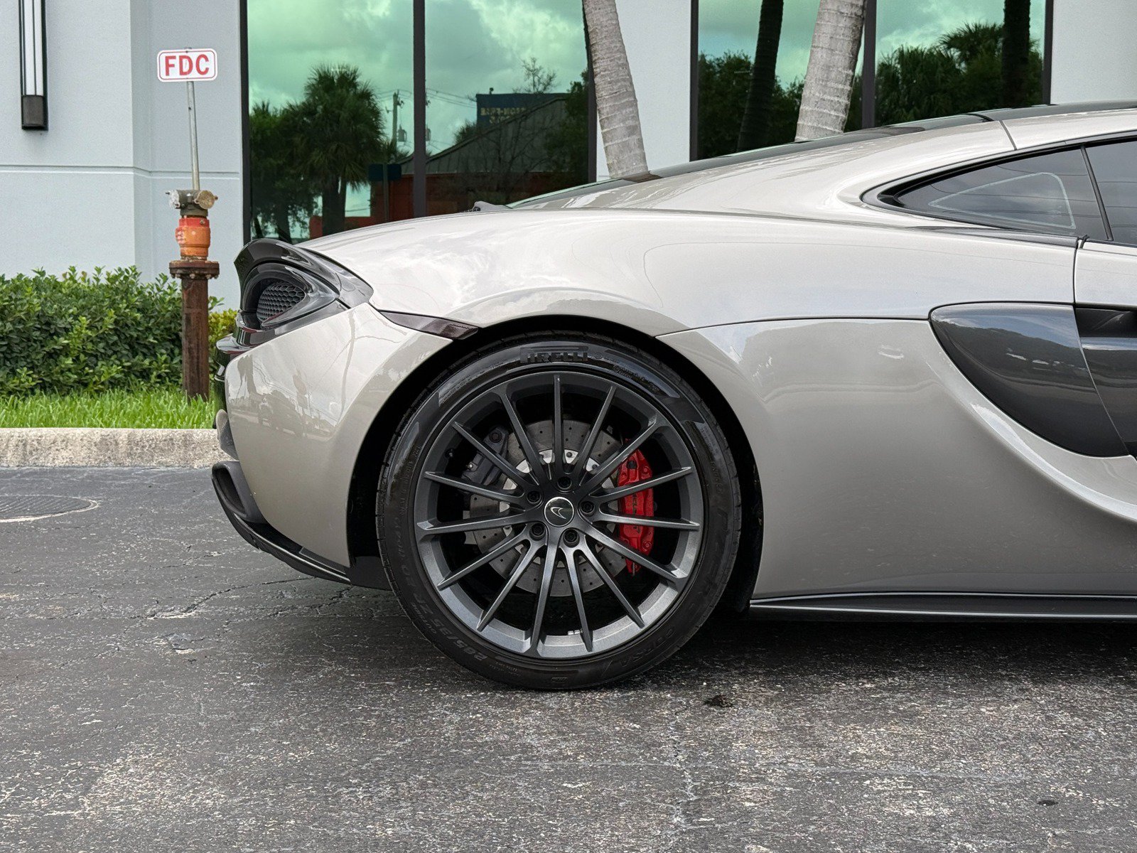 Used 2017 McLaren 570GT RWD image 4