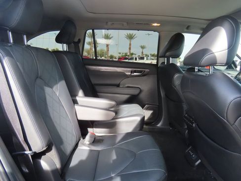 Used 2024 Toyota Highlander Platinum image 21