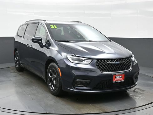Used 2021 Chrysler Pacifica Touring w/ Uconnect Theater Family Group image 8
