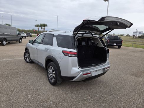 Used 2025 Nissan Pathfinder SL image 24