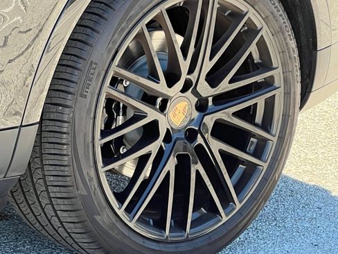 Certified 2025 Porsche Cayenne E-Hybrid AWD/4WD image 9