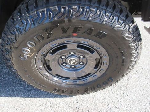 New 2025 Ford Bronco Badlands image 11