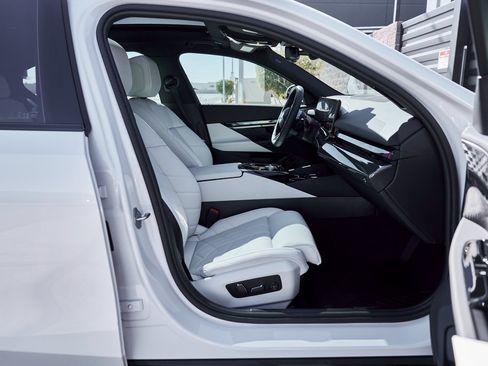 Used 2026 BMW 550e xDrive 550e xDrive image 23