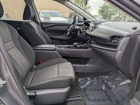 Used 2024 Nissan Rogue SV image 32