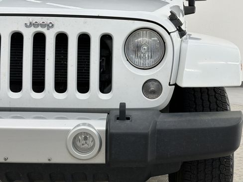 Used 2014 Jeep Wrangler Unlimited Sahara w/ Connectivity Group AWD/4WD image 12