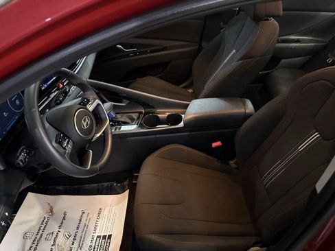 Used 2025 Hyundai Elantra SEL image 11