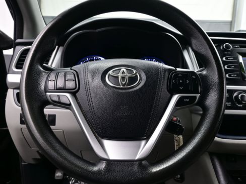 Used 2015 Toyota Highlander LE image 21