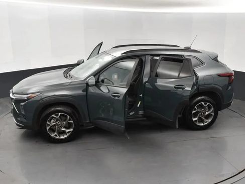Used 2025 Chevrolet Trax LT FWD image 7