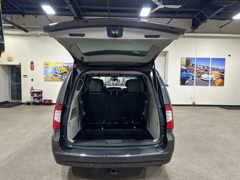 Used 2016 Chrysler Town & Country Touring-L w/ Driver Convenience Group image 22