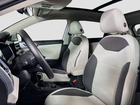 Certified 2025 Volkswagen Taos SE AWD/4WD image 20
