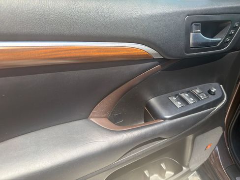 Used 2018 Toyota Highlander Limited FWD image 19