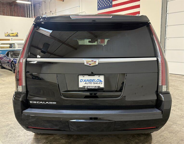 Used 2018 Cadillac Escalade Luxury AWD/4WD image 6