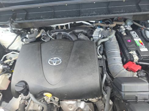 Used 2021 Toyota Highlander XLE FWD image 8