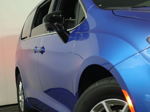 New 2026 Chrysler Pacifica Select image 3