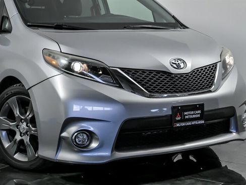 Used 2016 Toyota Sienna SE w/ SE Preferred Package FWD image 2