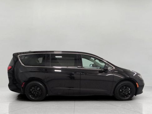 Used 2024 Chrysler Pacifica Touring-L FWD image 12