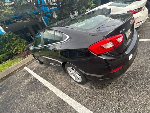 Used 2018 Chevrolet Cruze LT w/ Convenience Package FWD image 4