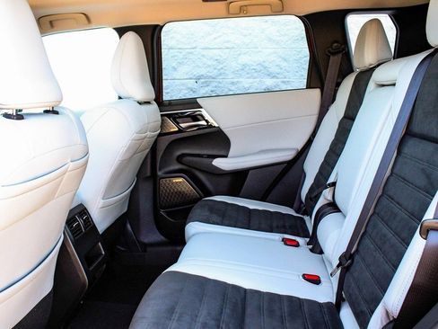 New 2025 Mitsubishi Outlander SE FWD image 34
